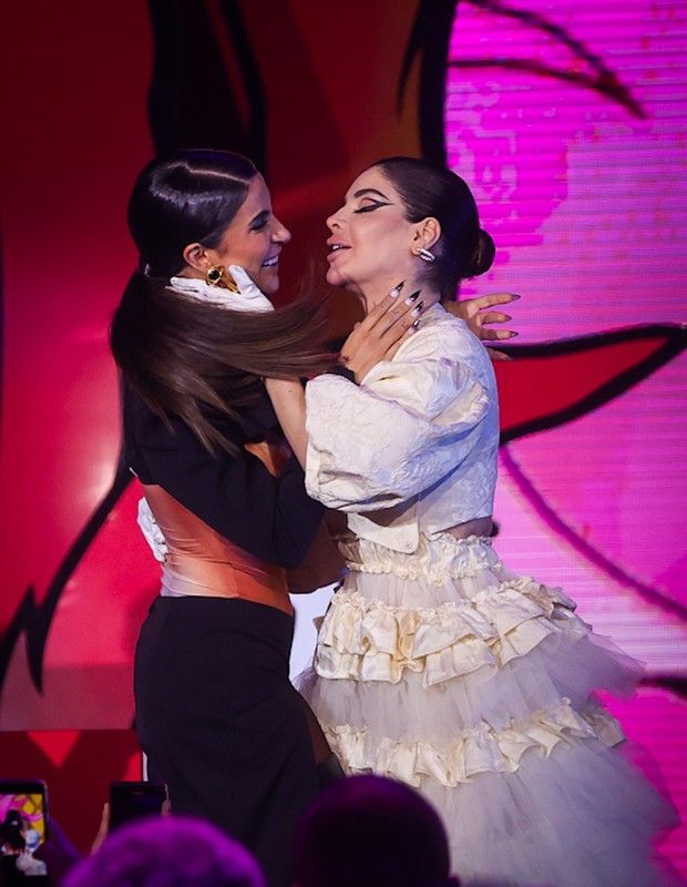 GKay and Bianca Andrade share a kiss at MTV Miaw 2022 (Photo: Manuela Scarpa/BrazilNews)