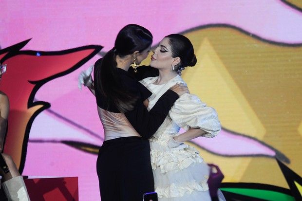 GKay and Bianca Andrade share a kiss at MTV Miaw 2022 (Photo: Eduardo Martins/AgNews)