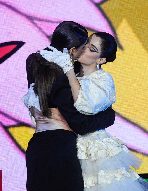 GKay and Bianca Andrade share a kiss at MTV Miaw 2022 (Photo: Eduardo Martins/AgNews)