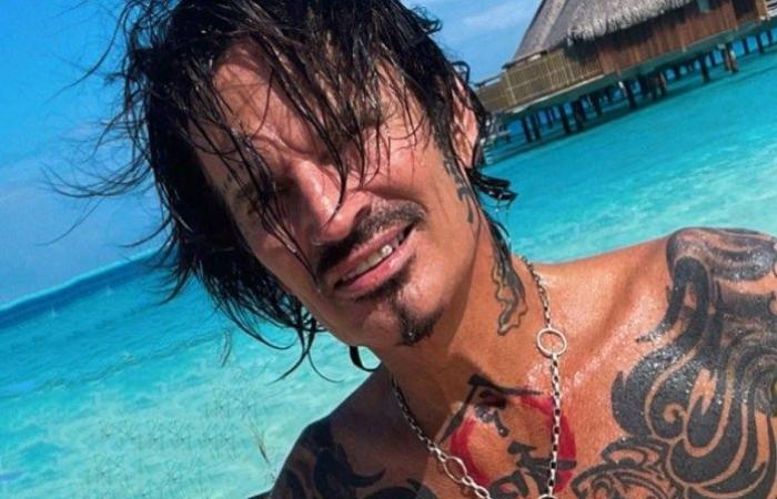 Tommy Lee posts full-frontal nude photo on his Instagram feed