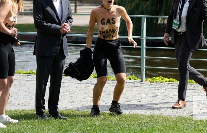 Olaf Scholz speech interrupted by topless protesters: “Gas embargo now!”