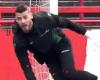 Goalkeeper who was voted one of the best in the world trains in a Fifth Division team < In Attack