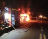 Truck loaded with limestone catches fire on Mato Grosso highway