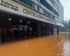 Flood advances through the Historic Center of Porto Alegre and paralyzes activities