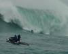 Brazilian receives award for surfing giant wave with skimboard in USA | surfing