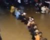Video: people use a human chain to rescue boats stranded in floods in Canoas (RS)