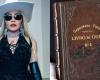Madonna writes a message in the Copacabana Palace Golden Book; look