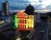 Teatro Amazonas receives lighting with the colors of the flag of Rio Grande do Sul