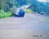 Video shows truck overturning in SC carrying donations to RS | Santa Catarina