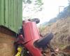 Car leaves the road, hits a house and leaves three people injured in western Santa Catarina